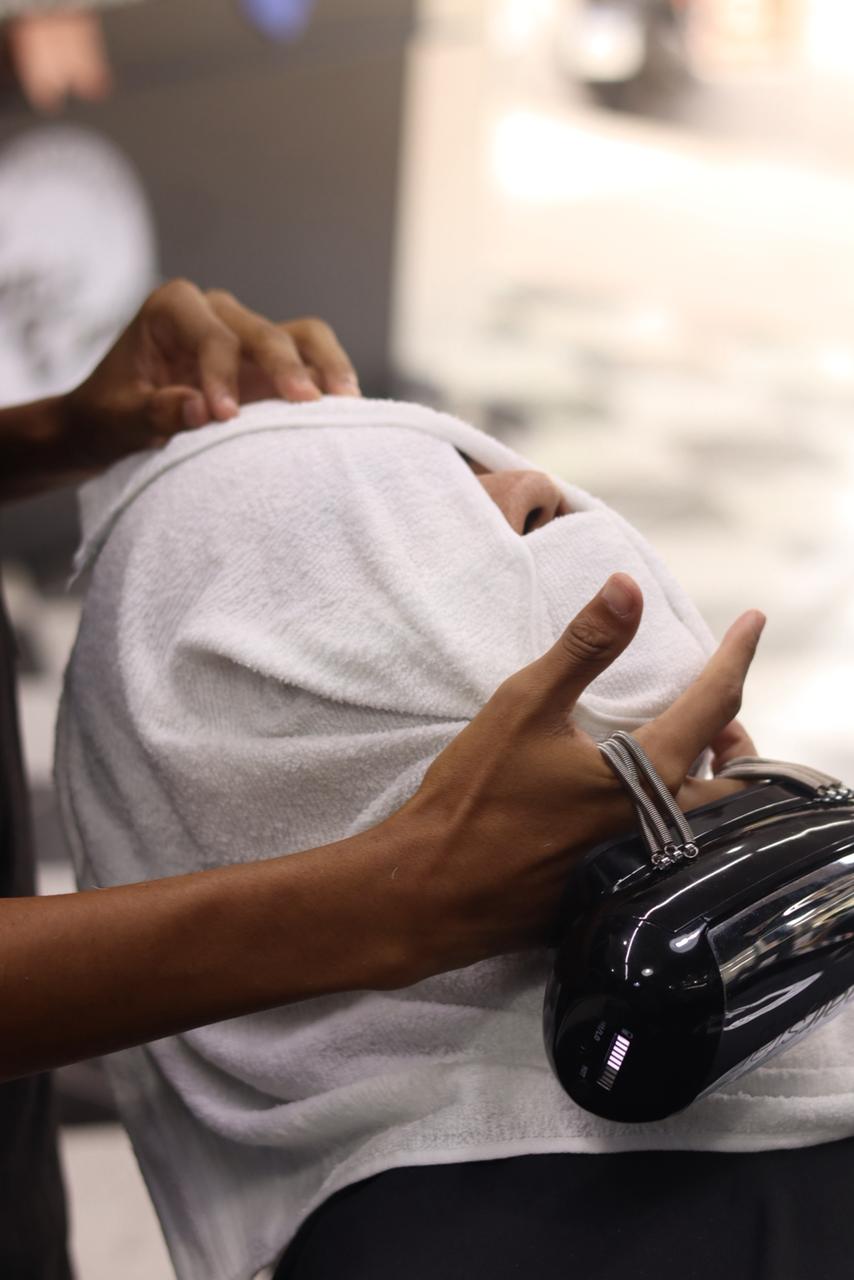 Tratamento de toalha quente com secador na Tom du Corte