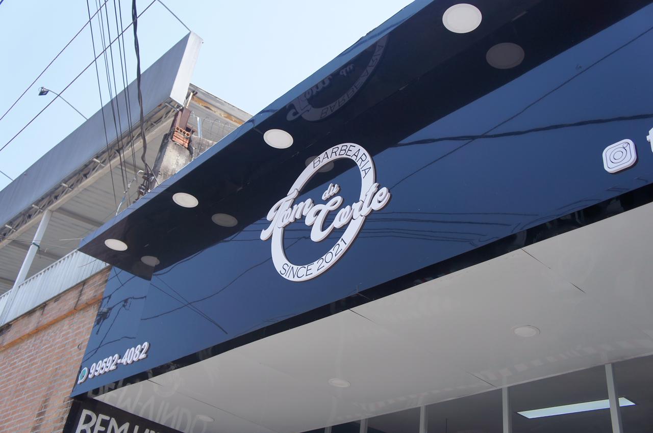 Fachada da Tom du Corte com logo iluminado