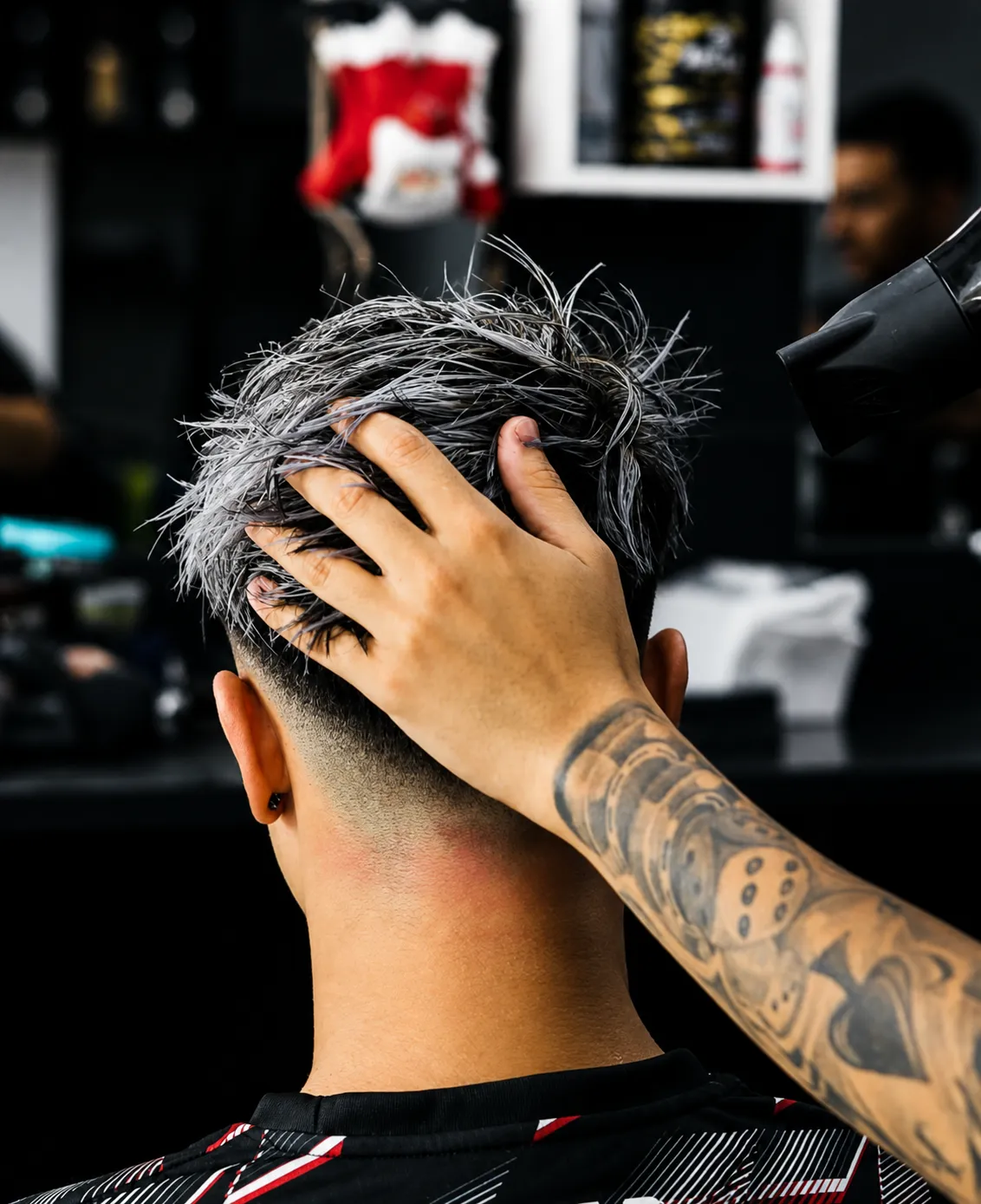 Finalização com secador e produto no cabelo